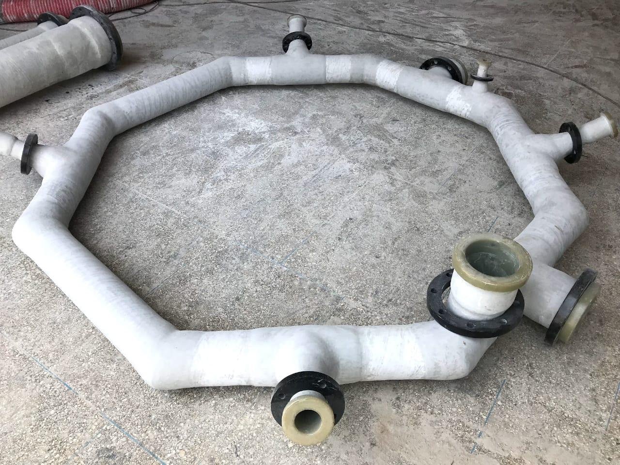 Fabricación a medida · Taller — Conjunto de tuberías PRFV con derivaciones fabricado según el trazado del proyecto.